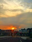 夕阳下的城市街道美景