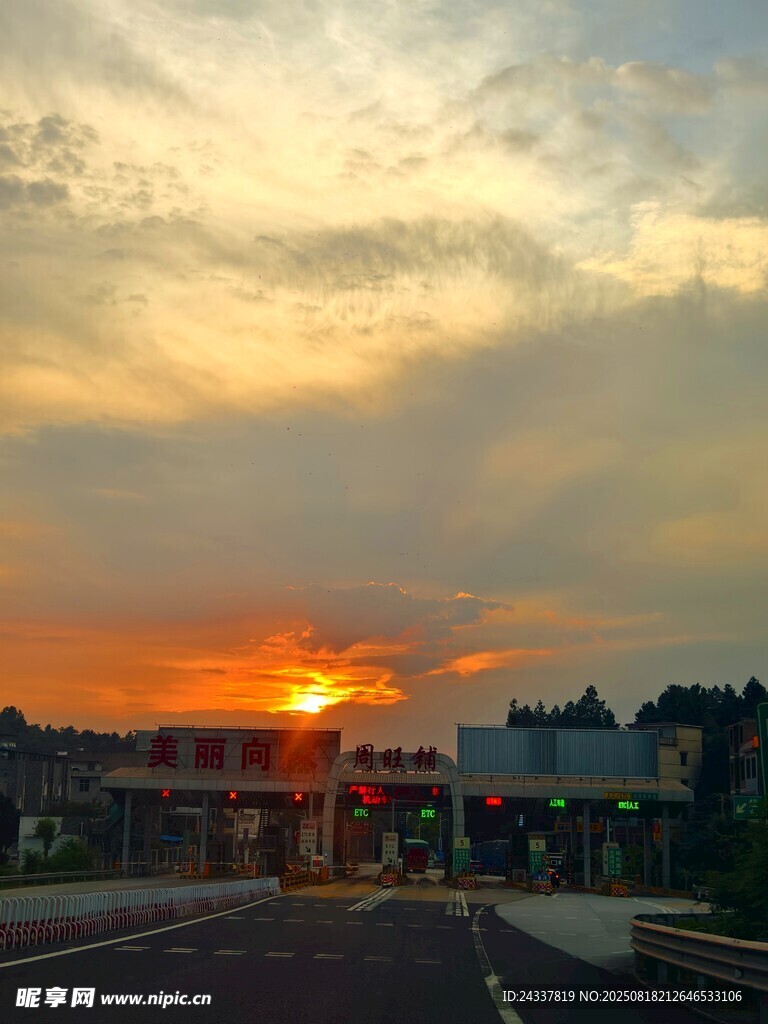夕阳下的城市街道美景