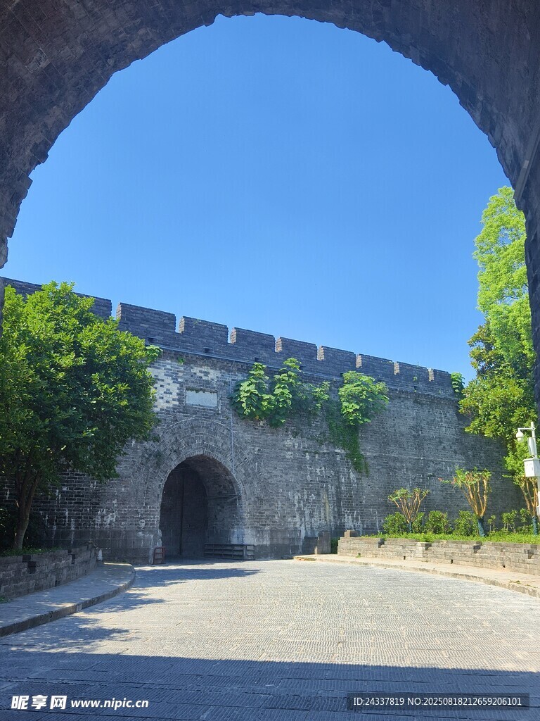 古城墙门洞下的开阔景致