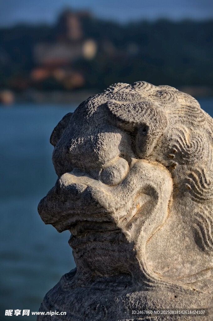 石狮子近景背景湖光山色