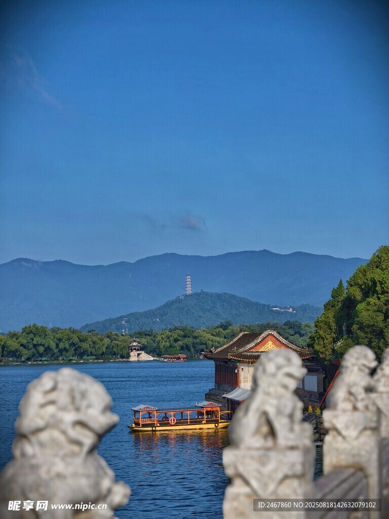 颐和园西湖畔石兽与湖景风光