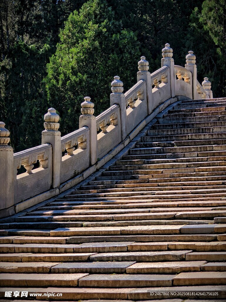 古雅石阶与精致围栏景观