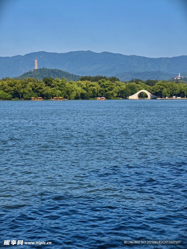 颐和园碧波湖畔拱桥与远山美景