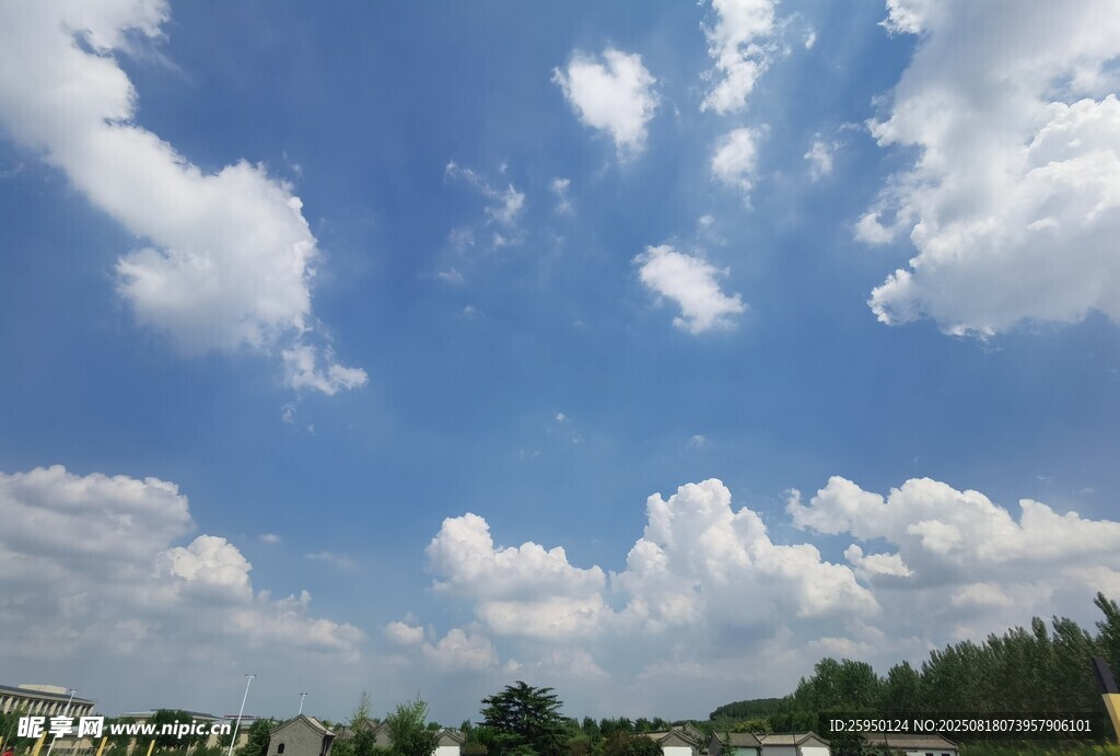 蓝天白云下的清新风景