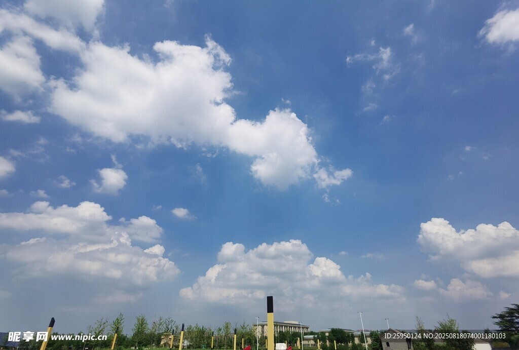 蓝天白云下的开阔景致