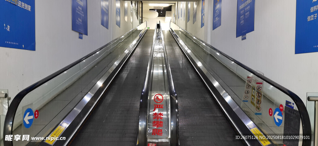 空旷自动扶梯内部场景