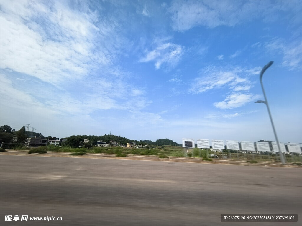 空旷道路上的蓝天白云