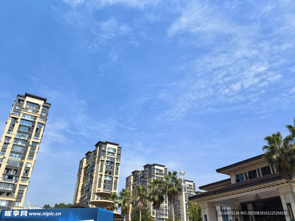 城市高楼与蓝天建筑景观
