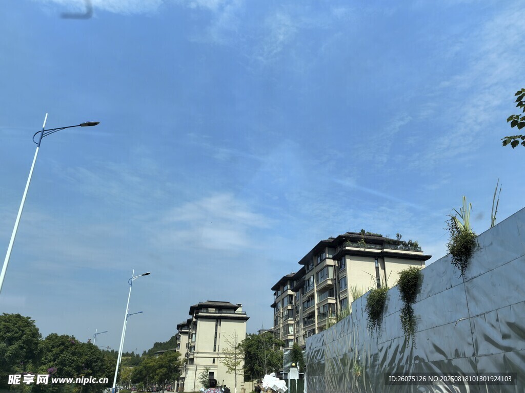 城市街景中的建筑与天空