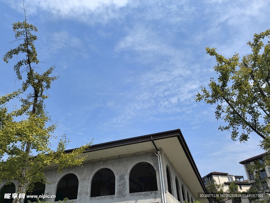 中式建筑与蓝天绿树