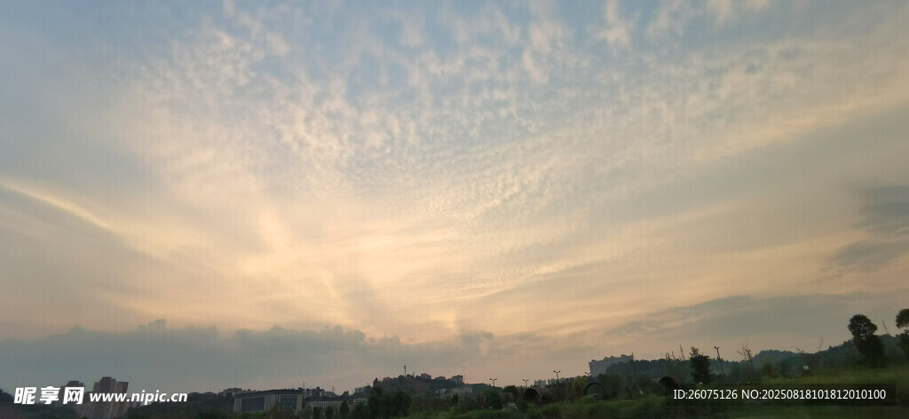 夕阳下的天空与远处景致