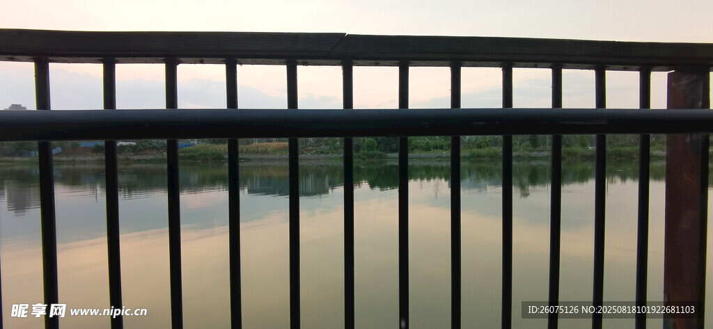 阳台外的湖景风光