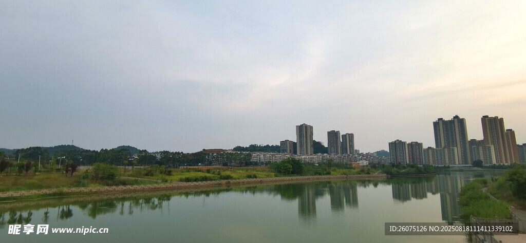 湖畔城市宽广水域风光