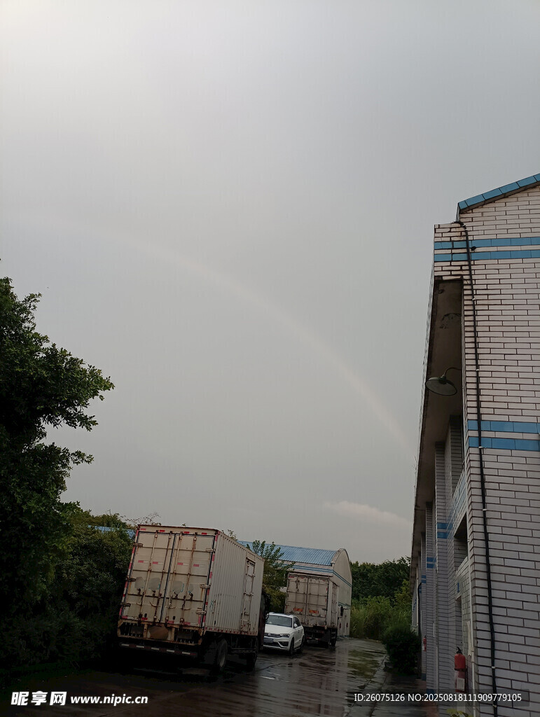 雨后道路旁的彩虹与货车