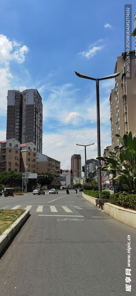 城市宽阔道路与高楼景观