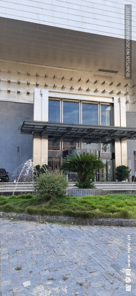现代风格建筑外观与微型喷泉