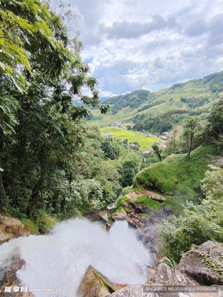山间溪流绿意盎然景色美