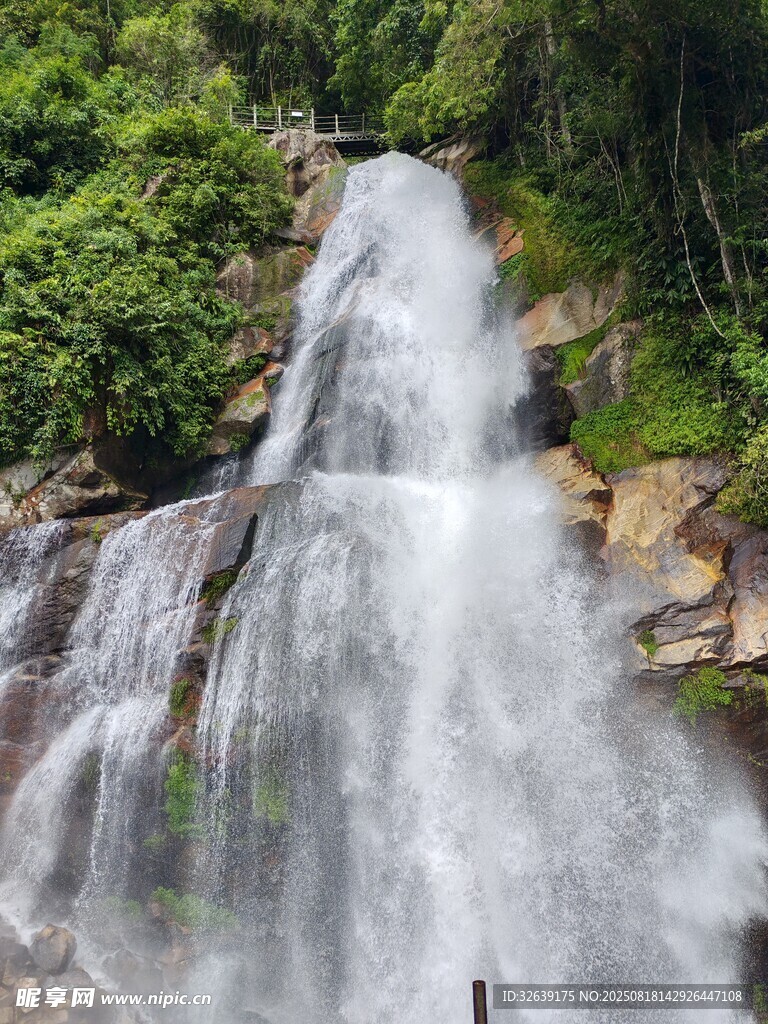 山间瀑布美景