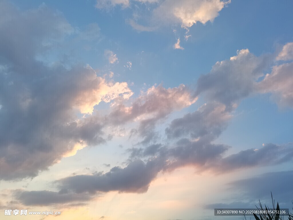 夕阳下的梦幻云朵天空