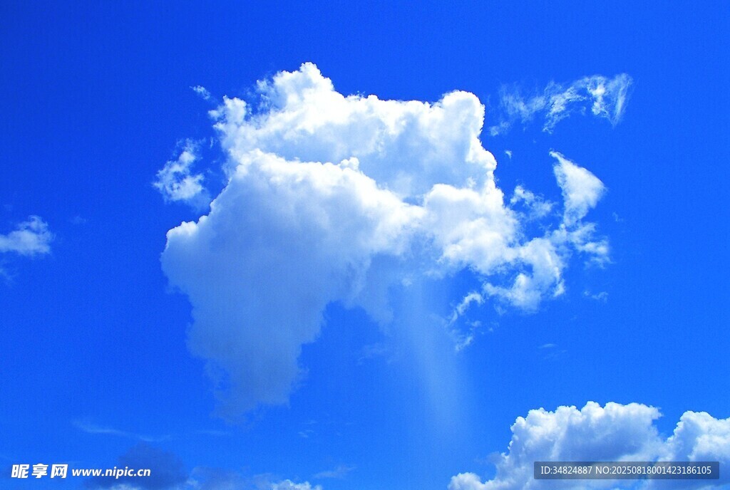 蓝天中的蓬松白云