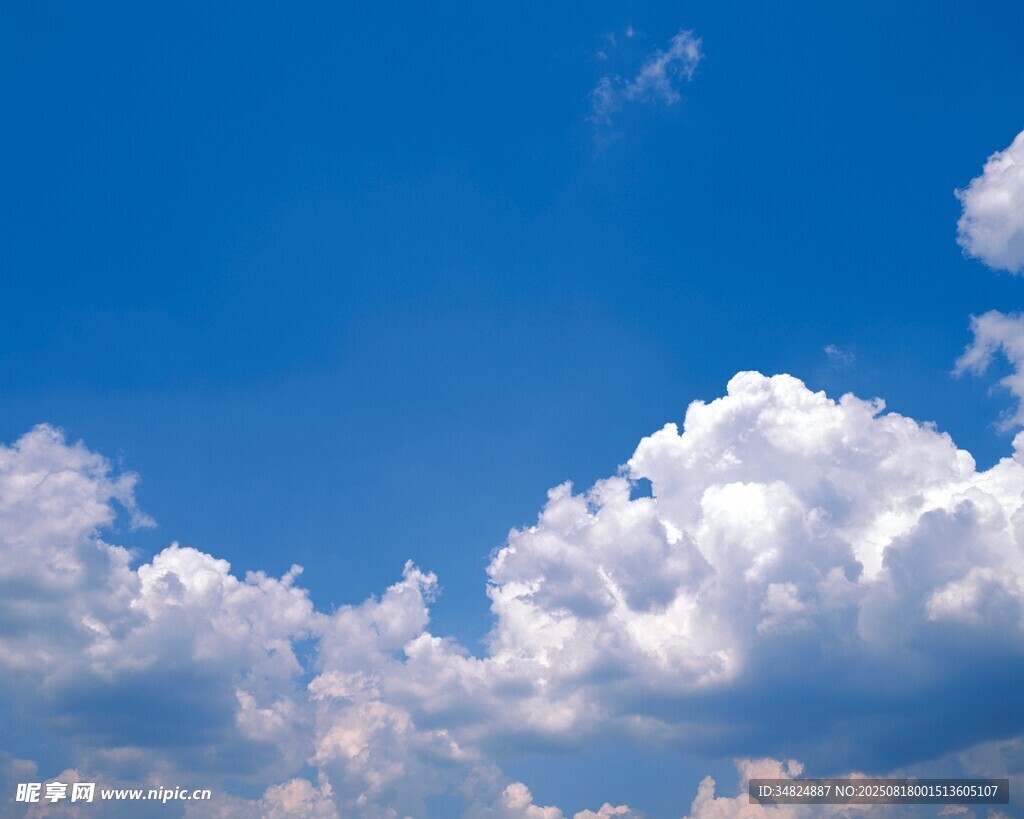 蓝天中的蓬松白云