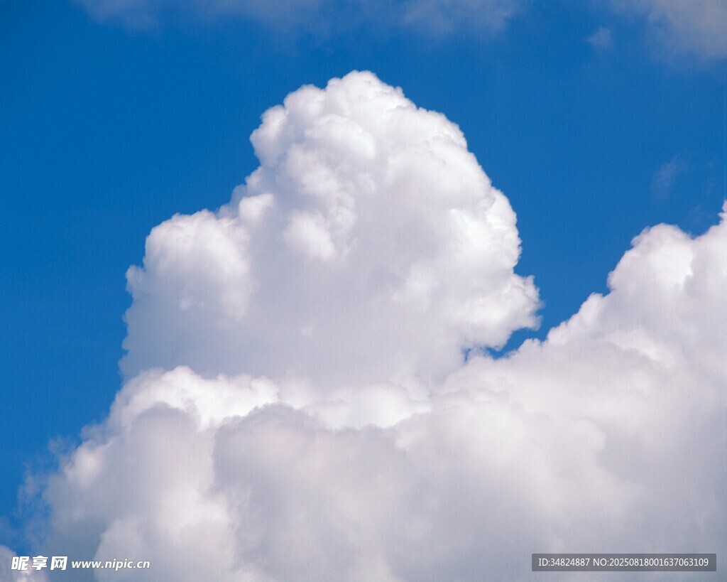 蓝天中的蓬松白云