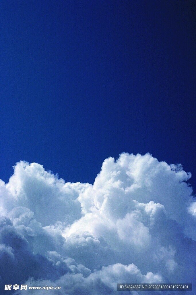 蓝天中的蓬松白云