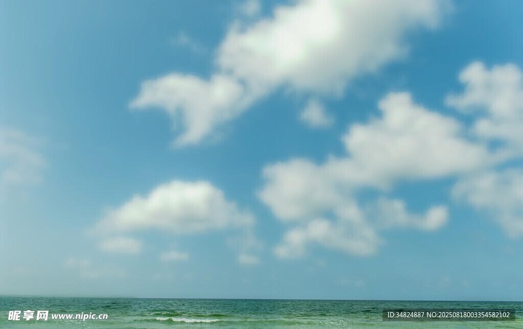 蓝天碧海间的悠然云景