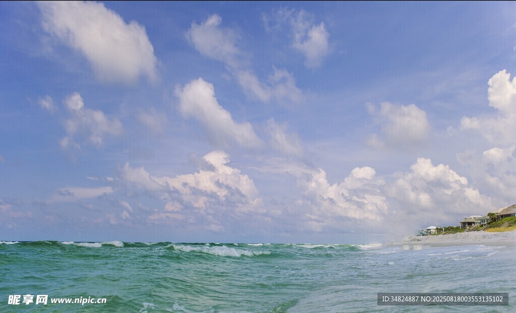 碧海蓝天的美丽海滨风光