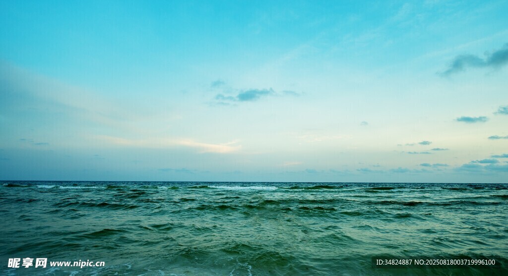 广阔海面与蓝天美景