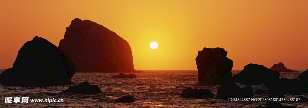 夕阳下的海边岩石景观