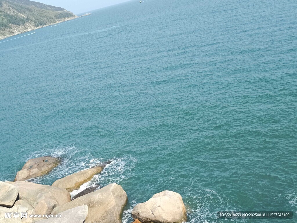 海边岩石旁的蔚蓝大海