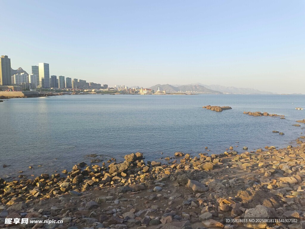 海滨城市风光 岩石与建筑