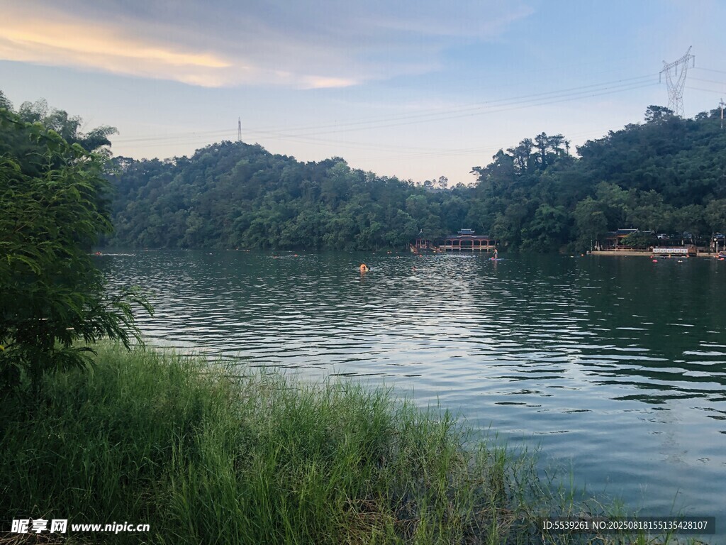 湖畔自然风光美景