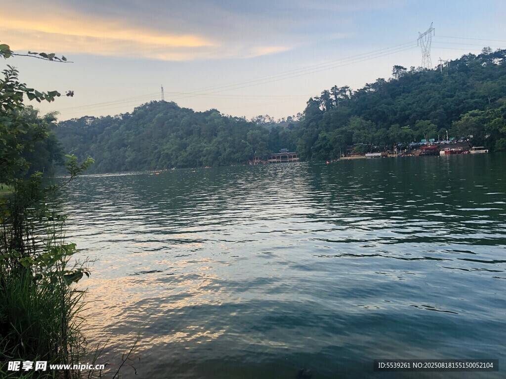 宁静湖畔黄昏美景