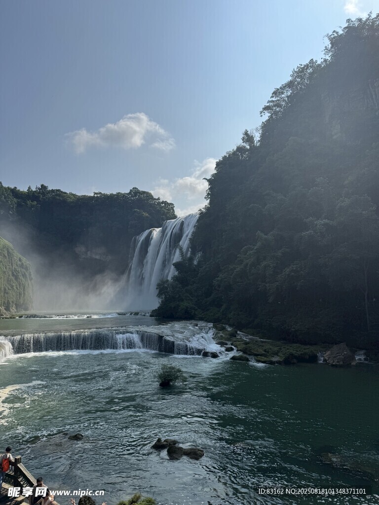 壮丽瀑布下的山水美景