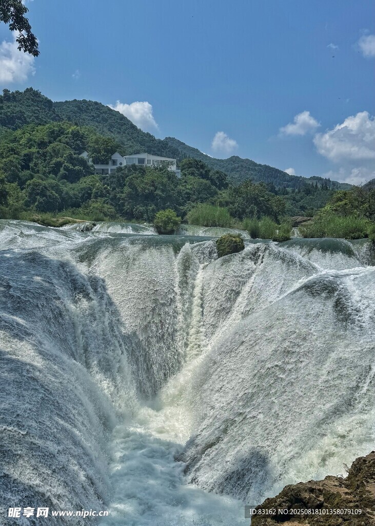 壮观瀑布倾泻于山水间