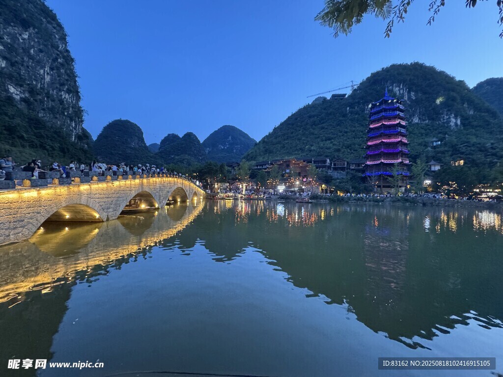 夜幕下的山水桥畔美景