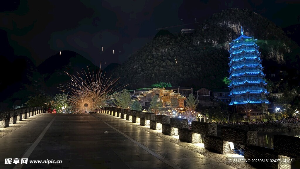 夜晚河畔的璀璨宝塔景观