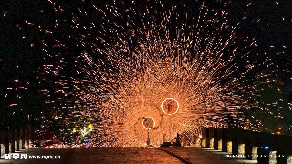 夜空中绚烂的烟花绽放