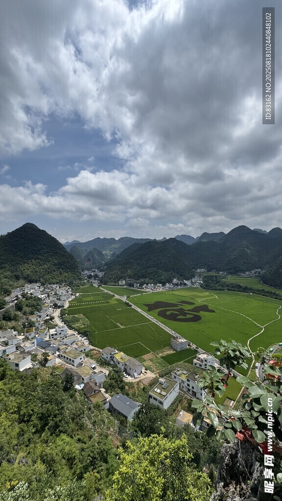 山间绿野美景俯瞰