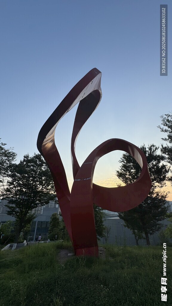 夕阳下的红色抽象雕塑