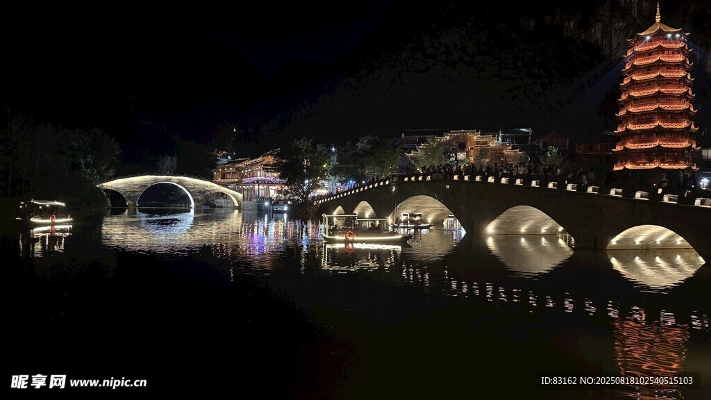 城市夜景中的建筑与水面倒影