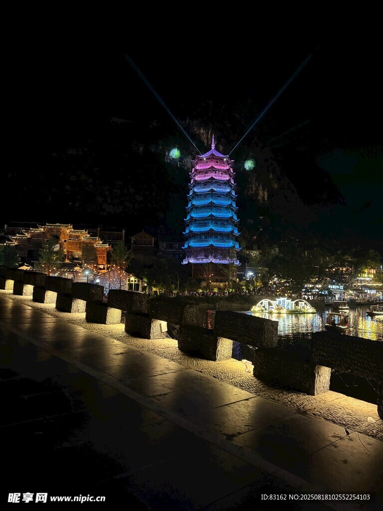 城市夜景中的绚丽塔楼