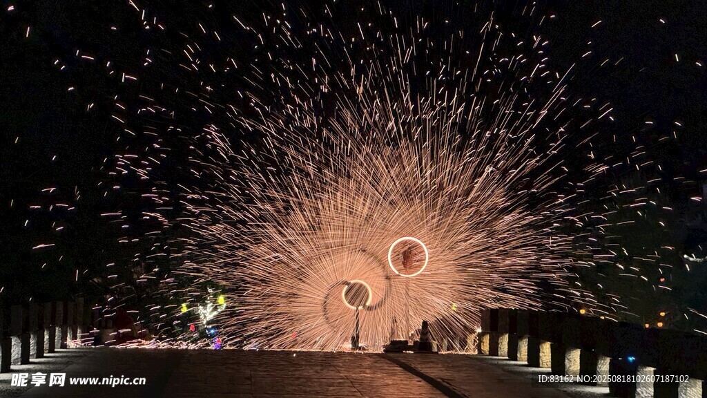 璀璨烟花绽放夜空