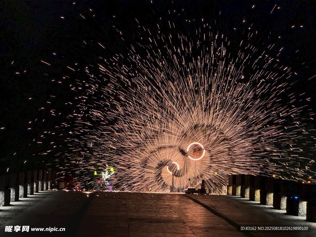 夜空中绚烂的烟花绽放