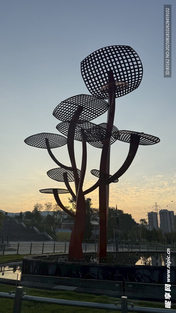 湖畔独特造型艺术景观