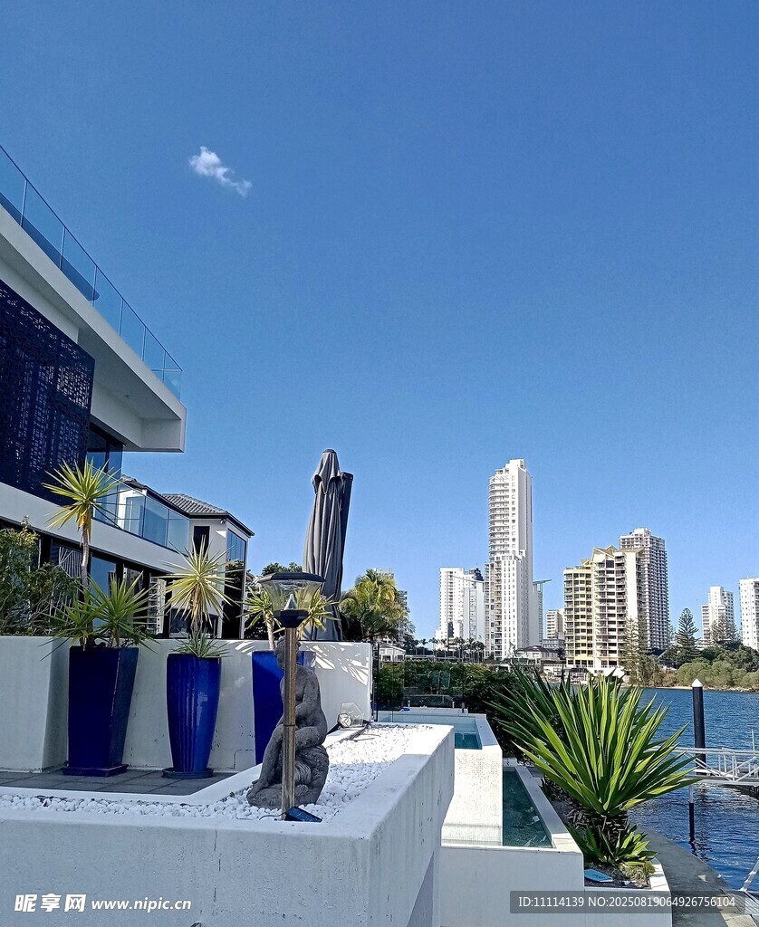 现代风格露台与城市景观