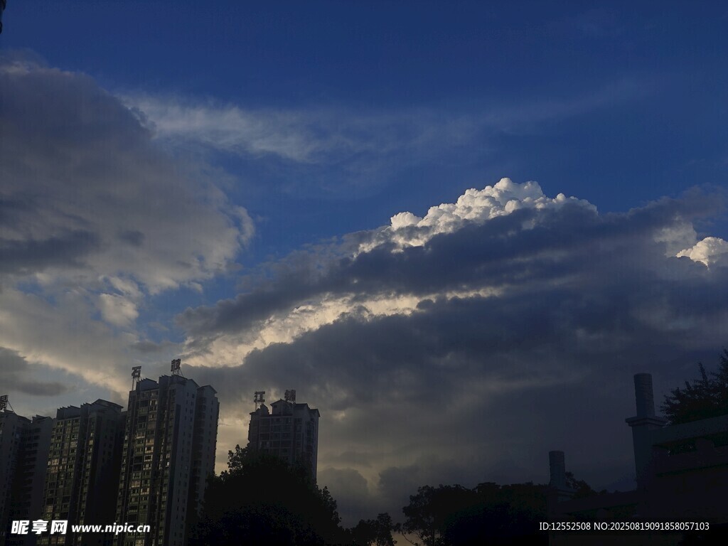 城市上空的壮丽云层景观
