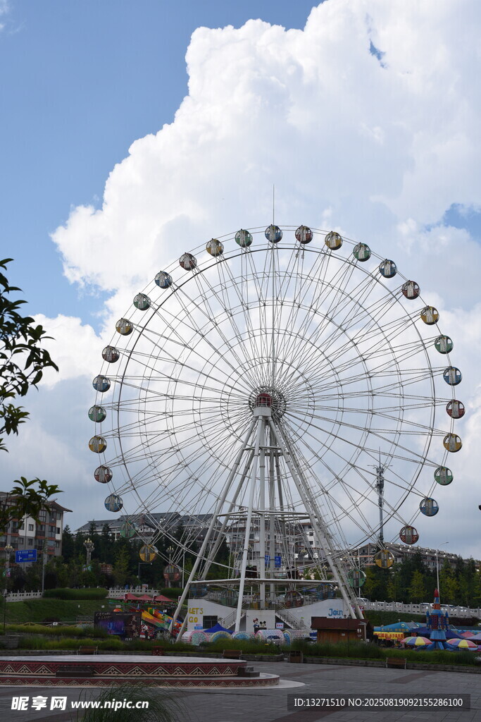 城市中的巨型摩天轮景观